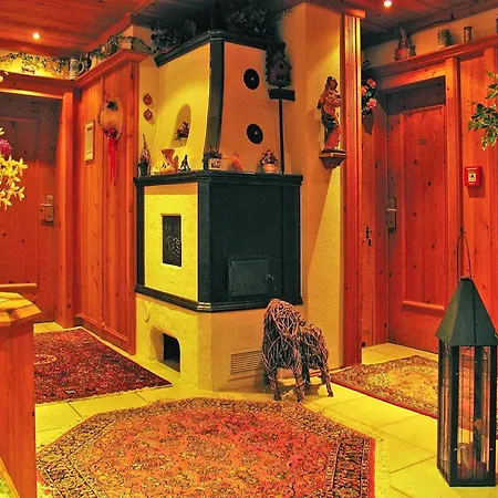 In Dienten With Ski-in Access & Pool Apartmán *