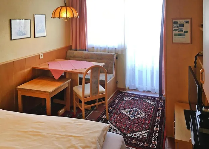 In Dienten With Ski-in Access & Pool 公寓